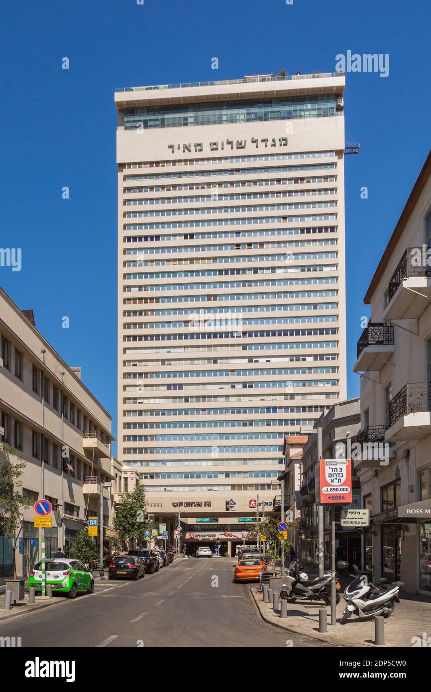 Tour moderne de bureau architectural au bout de la rue commerciale avec voitures garées et scooters, tel Aviv, Israël Banque D'Images