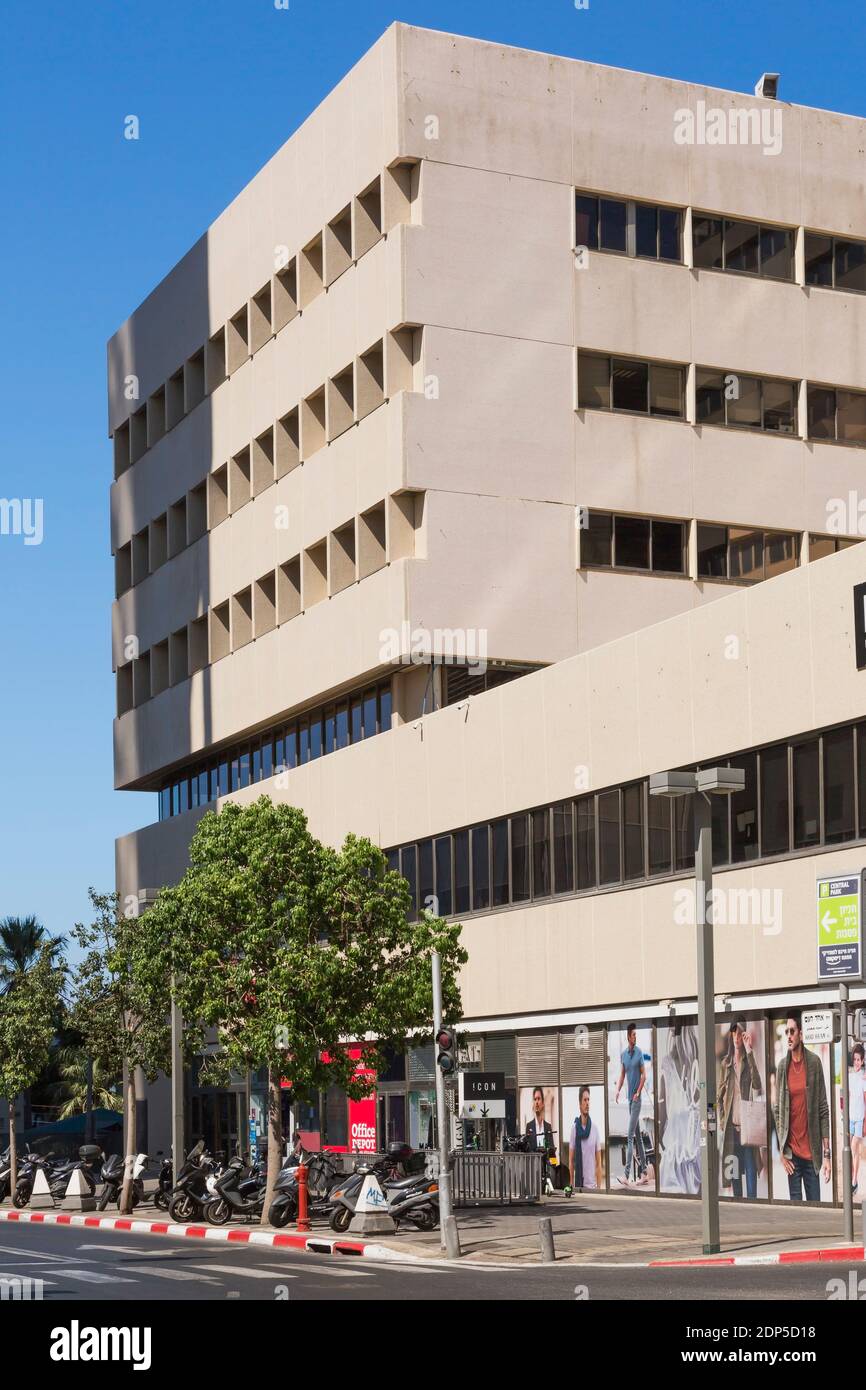 Bâtiment commercial avec vitrines et bureaux à l'angle des rues Ahad Ha'am et Hana & Mordechai Vesser, tel Aviv, Israël Banque D'Images