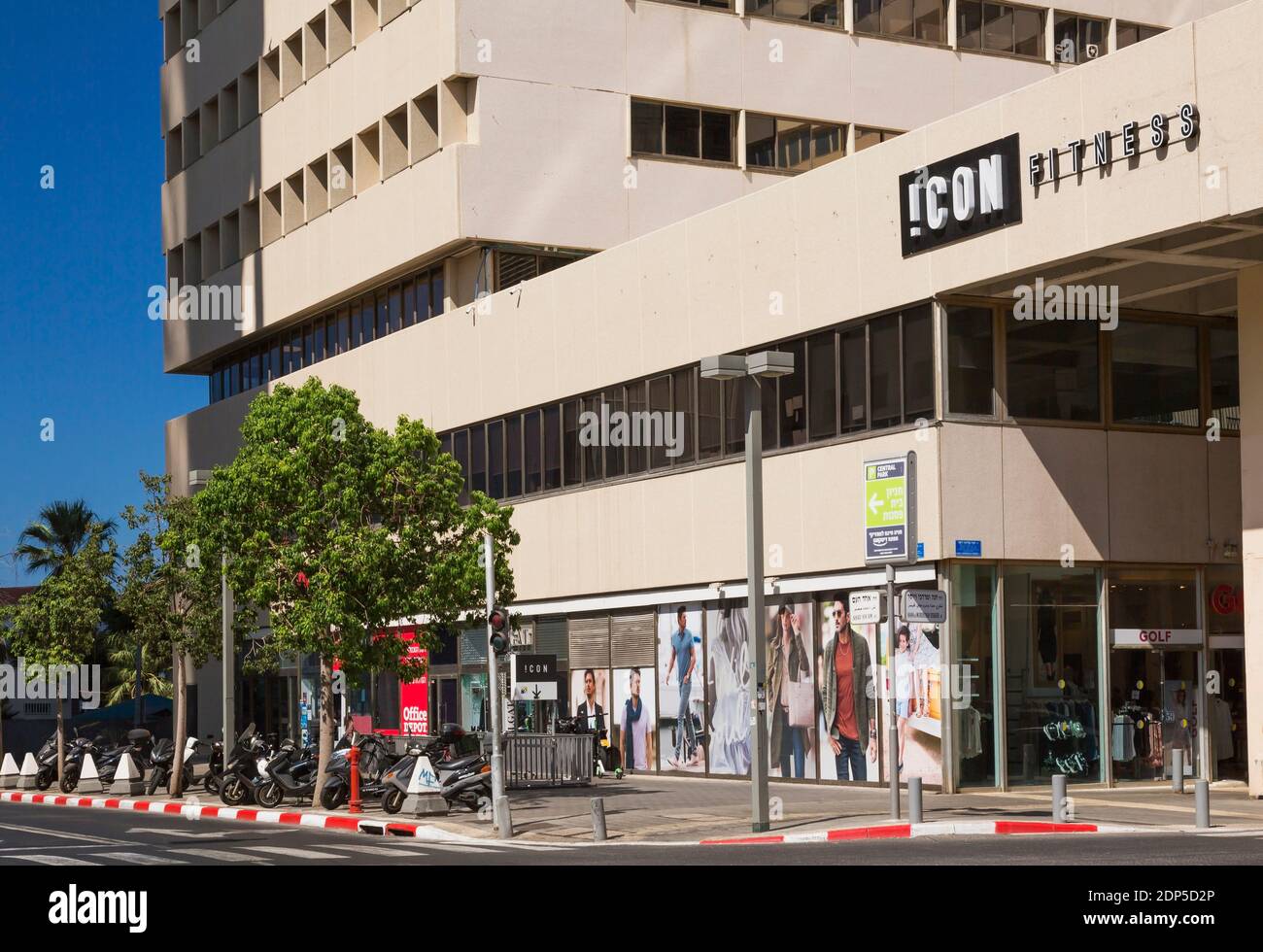 Bâtiment commercial avec vitrines et bureaux à l'angle des rues Ahad Ha'am et Hana & Mordechai Vesser, tel Aviv, Israël Banque D'Images