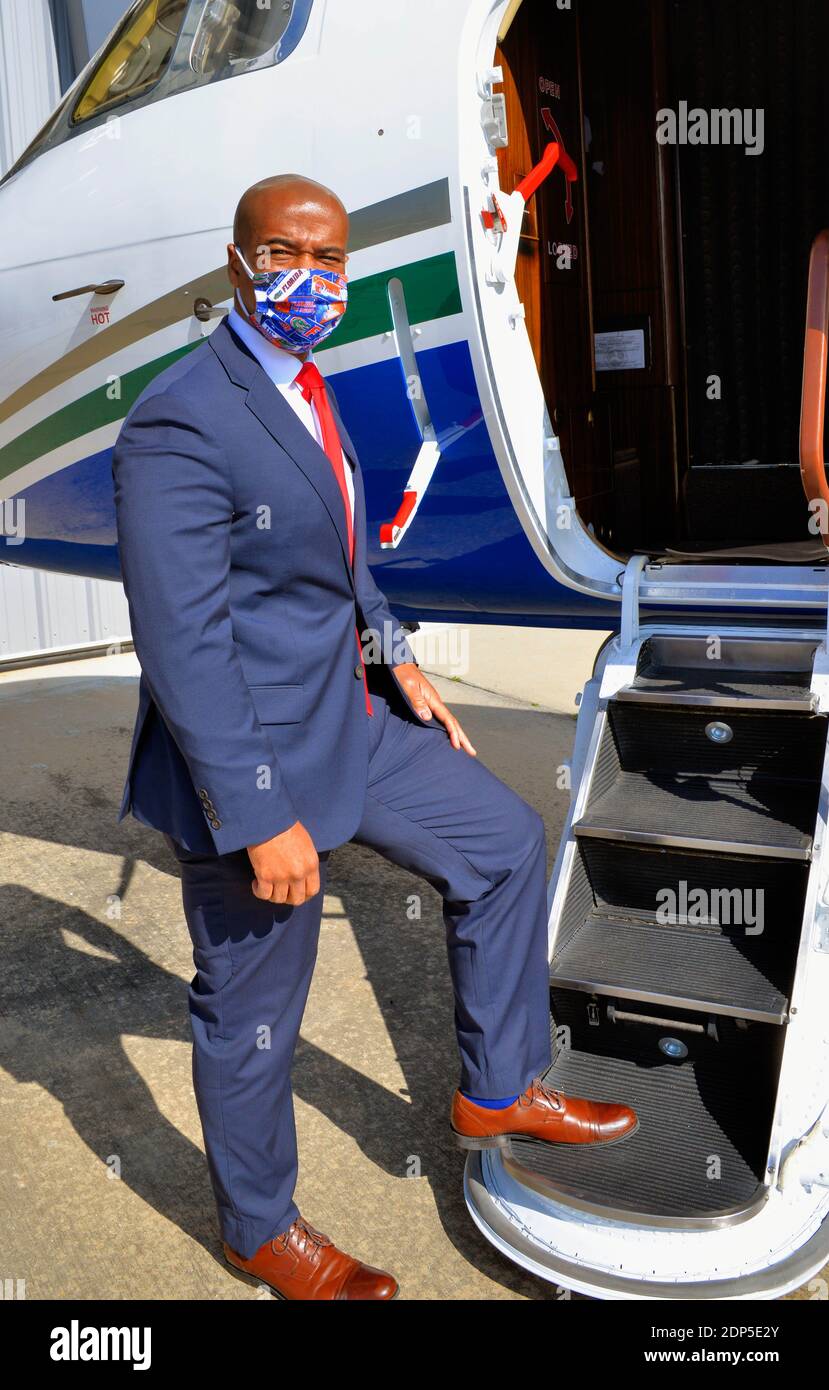 Melbourne, Floride, Comté de Brevard, Floride, États-Unis. 18 décembre 2020. Avidyne Aircraft Integration & Flight Test Center ouvre une nouvelle usine d'avions à l'aéroport international d'Orlando Melbourne. Le secrétaire au Commerce de Floride, Jamal Sowell, et le président et chef de la direction, Dan Schwinn, ont organisé une cérémonie de découpe de ruban dans le nouveau site. Avidyne est un fabricant mondial d'avionique et ses clients incluent Airbus. Crédit : Julian Leek/Alay Live News Banque D'Images