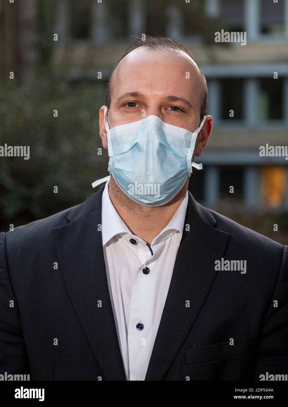 Hambourg, Allemagne. 18 décembre 2020. Benjamin Ondruschka, chef de la médecine légale à l'UKE (Centre médical universitaire Eppendorf), se trouve dans la cour de l'institut. (À dpa 'médecin légiste médico-légal: Hamburg Corona mort la plupart du temps de plus de 80 ans') Credit: Axel Heimken/dpa/Alay Live News Banque D'Images