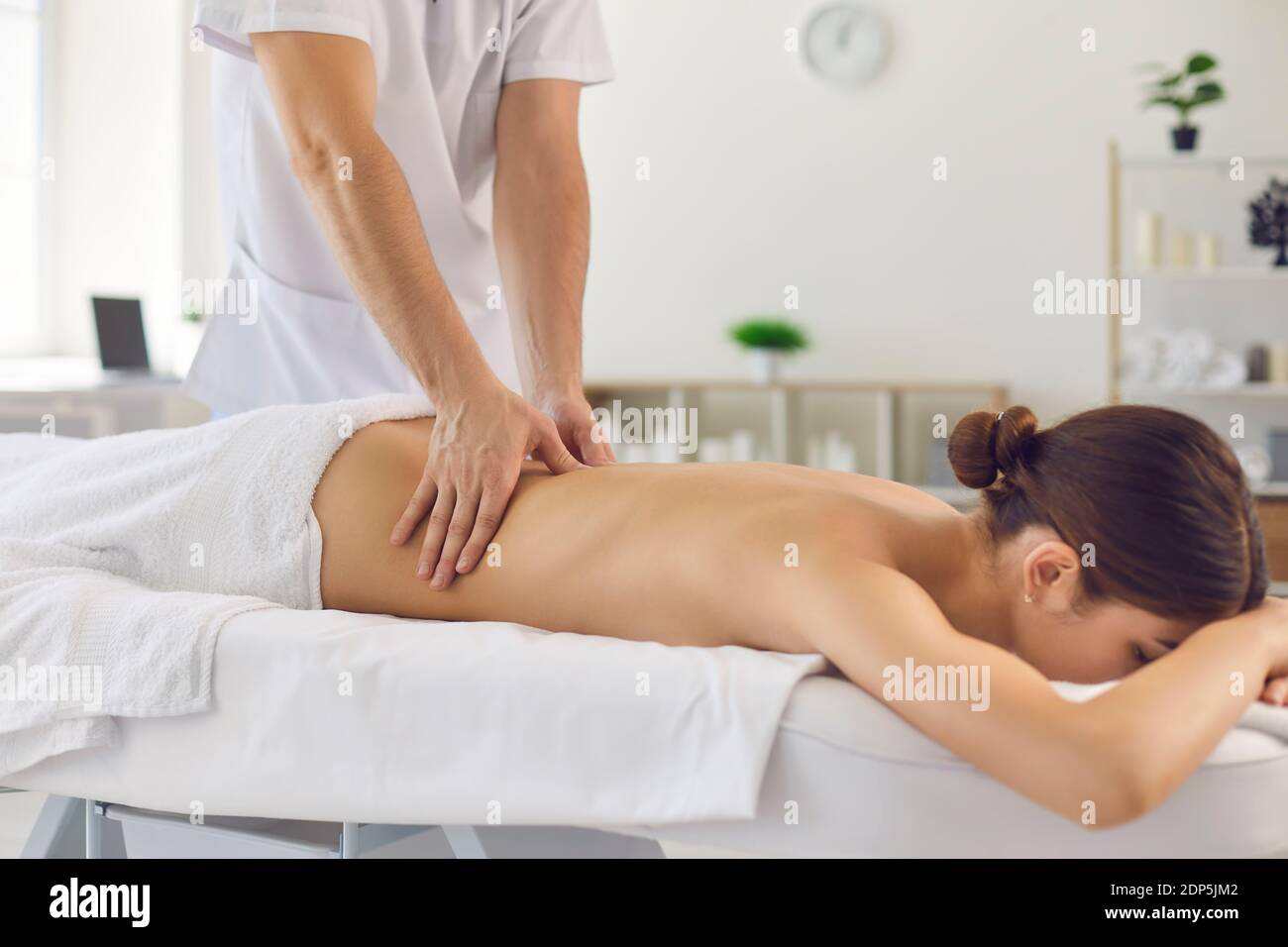 Médecin professionnel masseur pendant le travail avec le patient en clinique médicale Banque D'Images