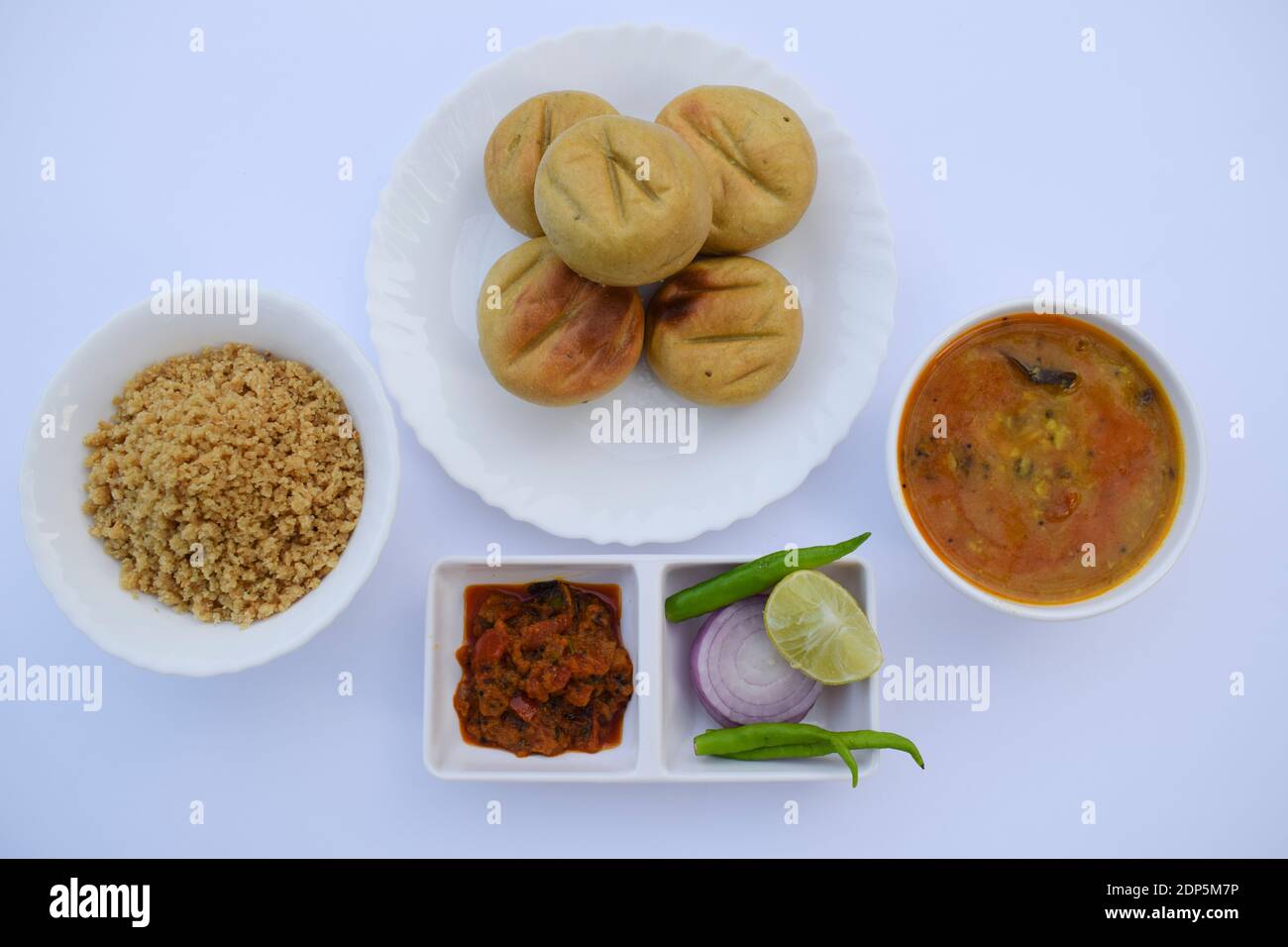 Rajasthani cuisine indienne thaali combinaison de Dal baati churma, chutney de tomates et oignon verdchilly sala avec fond blanc. Farine de blé Banque D'Images