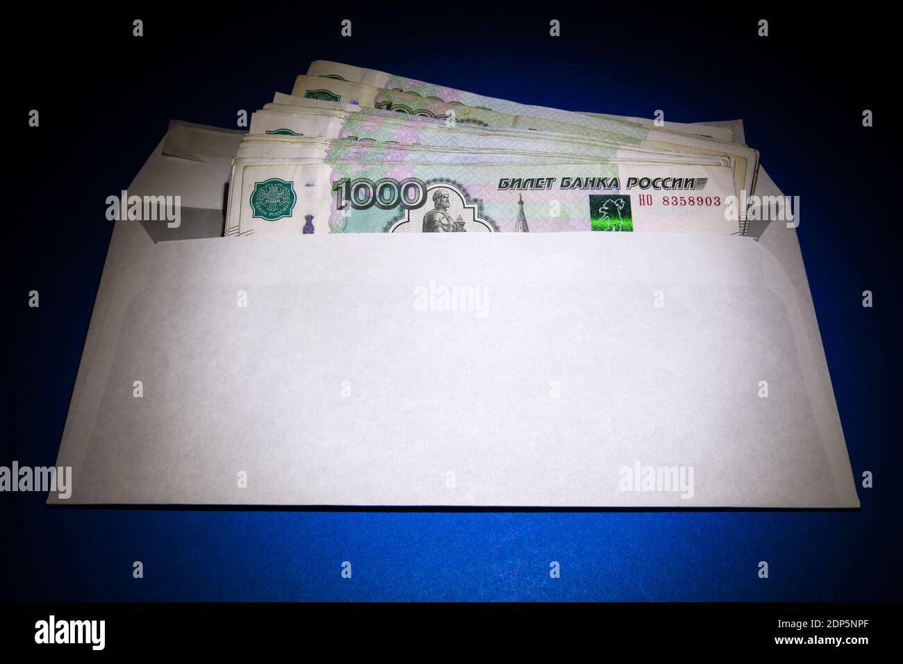Roubles russes dans l'enveloppe sur l'arrière-plan du papier bleu Banque D'Images