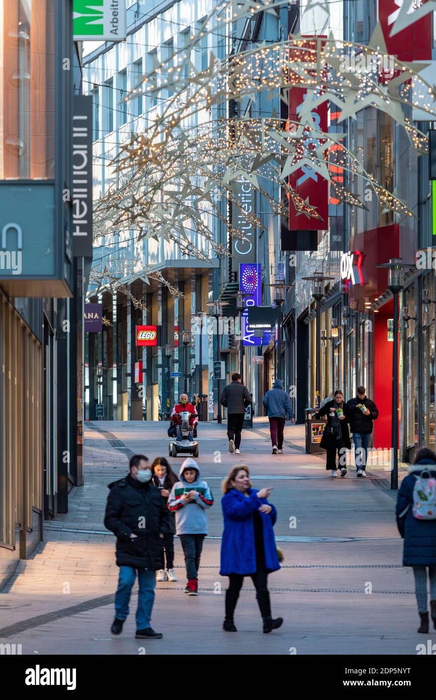 Centre-ville d'Essen après le verrouillage dans la crise corona - zone piétonne Limbecker Strasse, il n'y a pas besoin de masque Banque D'Images