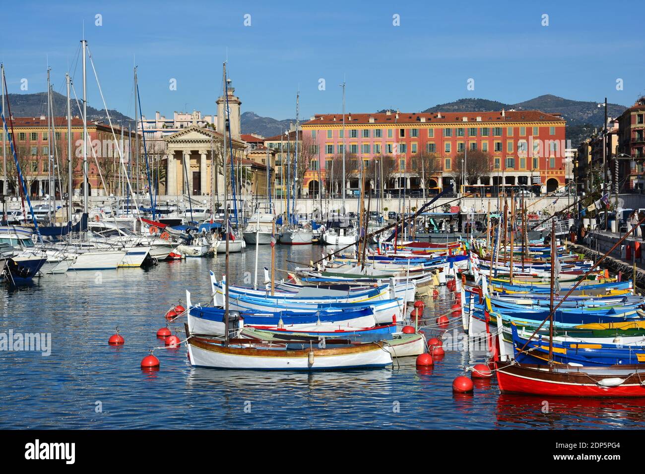 France, côte d'azur, Nice, le port de Lympia avec ses bateaux typiques appelés point, ce port a également servi de liaison pour la Corse et la Sardaigne Banque D'Images