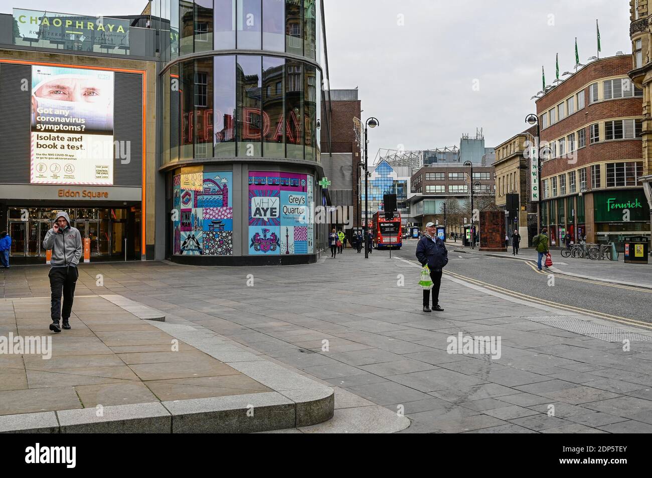 Eldon Square, entrée du monument sur Blackett Street, Newcastle upon Tyne, est très calme le Black Friday en raison des restrictions de l'éclusage national Banque D'Images