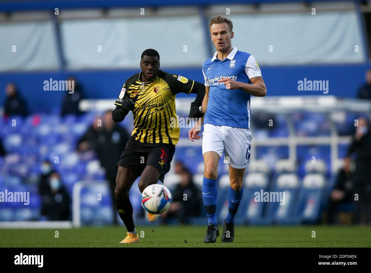 Maikel Kieftenbeld #6 de Birmingham City passe la balle sous Pression de Ken Sema #12 de Watford Banque D'Images