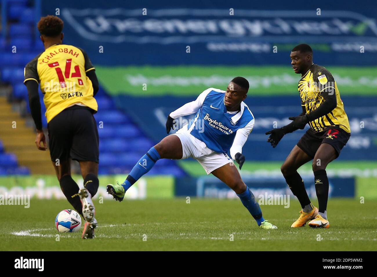 Jonathan Leko #14 de Birmingham City tente de contrôler le bille Banque D'Images