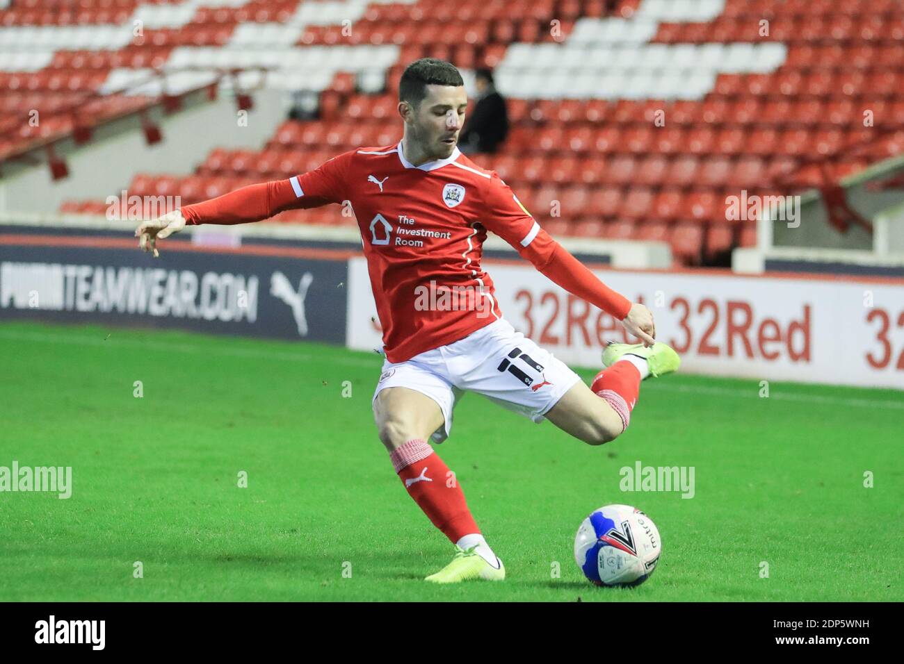 Conor Chaplin #11 de Barnsley traverse le ballon Banque D'Images