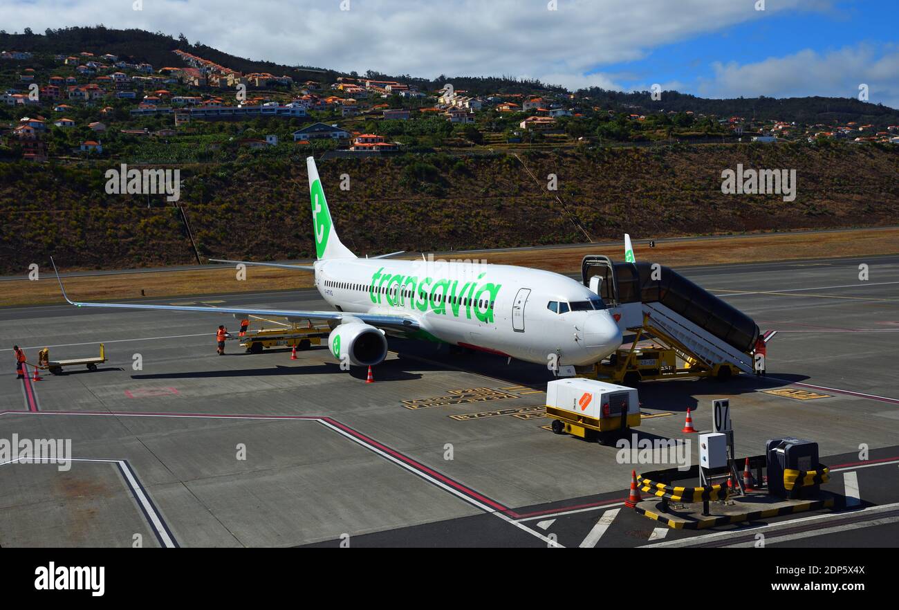 Le Boeing 737-800 de Transavia France est chargé à l'aéroport de Madère-Funchal. Banque D'Images