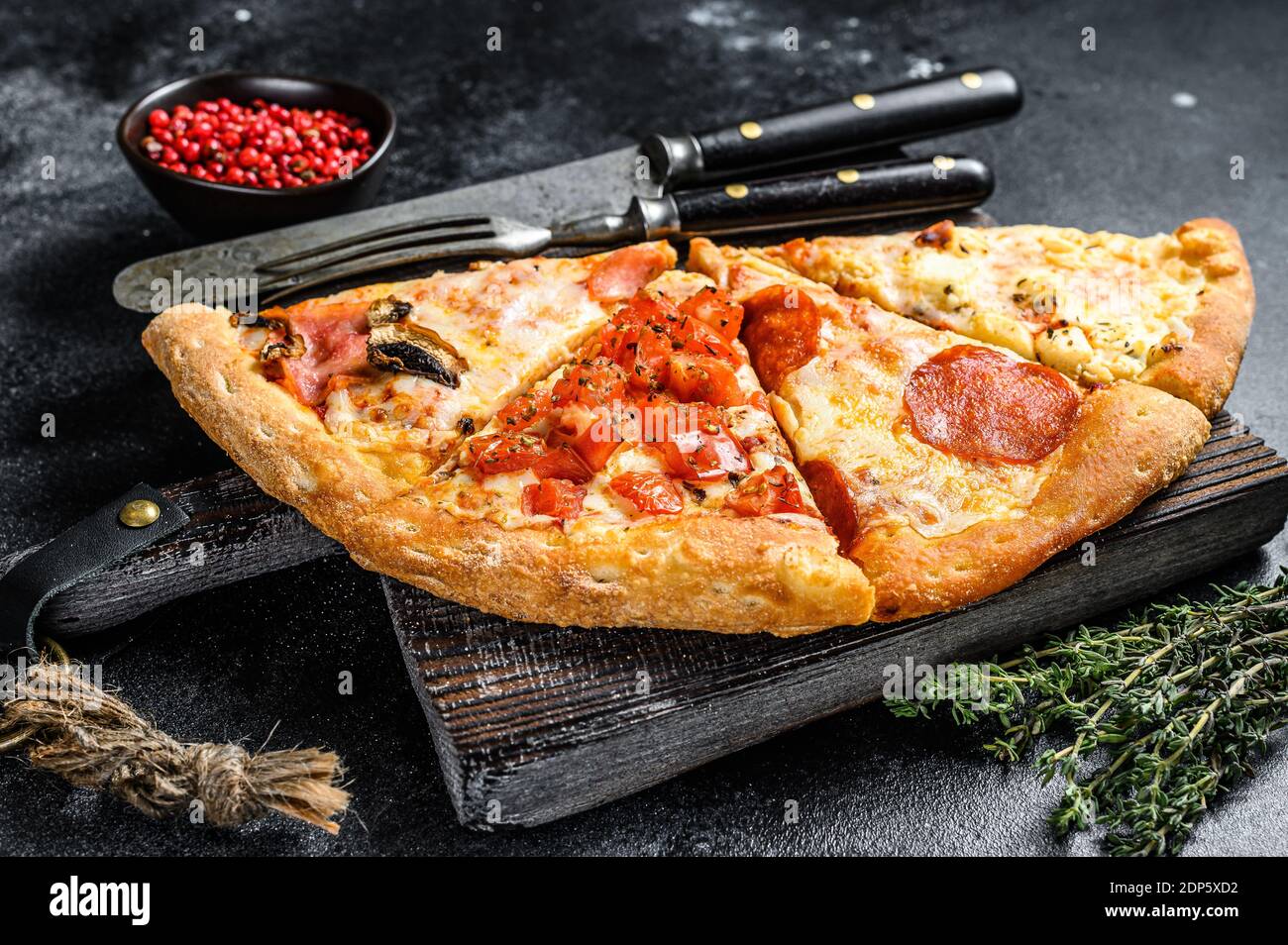 Ensemble de différentes tranches de pizza. Arrière-plan noir. Vue de dessus. Banque D'Images