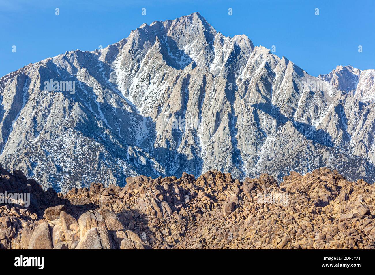 Les montagnes de la Sierra Nevada s'étendent des collines de l'Alabama, Lone Pine, Californie. Banque D'Images