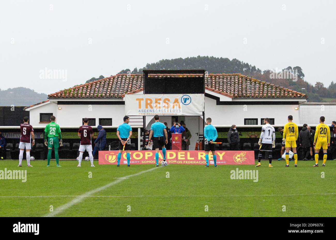 Villaviciosa, ESPAGNE: Les joueurs des deux équipes quelques instants avant  le début du match lors du premier tour de la Copa de SM El Rey 2020-21  entre CD Lealtad et AD Alcorcón
