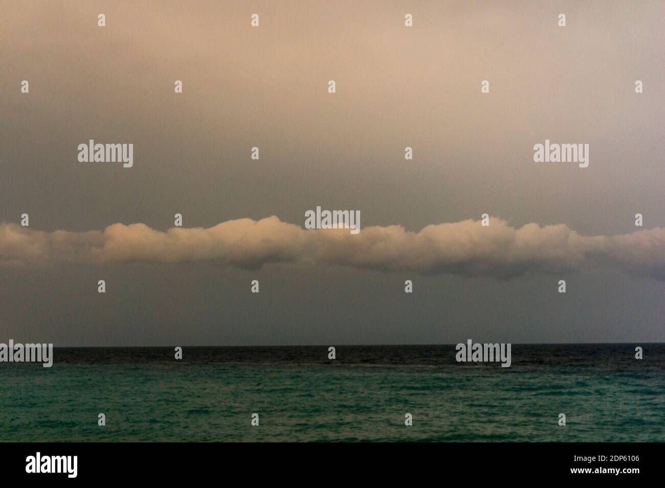 Nuage sous la mer en jour de pluie Banque D'Images
