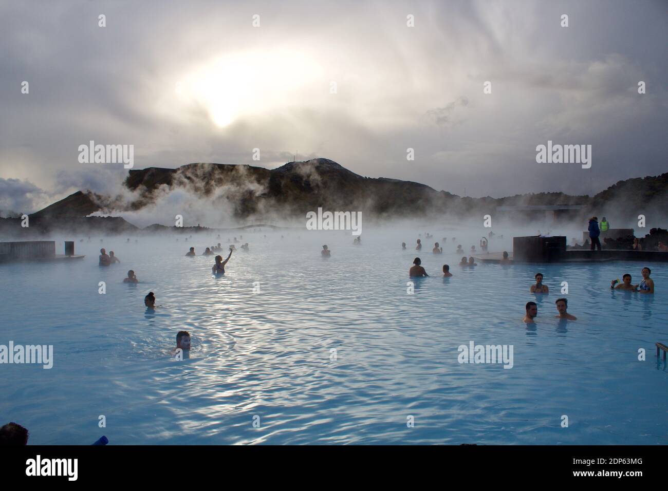 Reykiavik, Islande - octobre 30 2018 : les gens se détendent et nagent dans le lagon bleu en hiver Banque D'Images