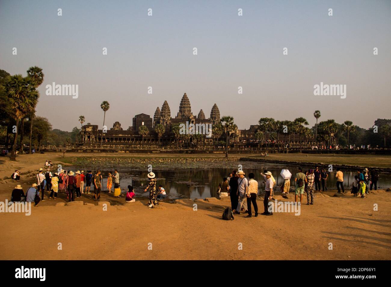 KHM - SOCIÉTÉ - TOURISME aux TEMPLES D'ANGKOR avant de voir une attraction touristique, la cité d'Angkor fut la capitale de l'empire khmer du IXèm Banque D'Images