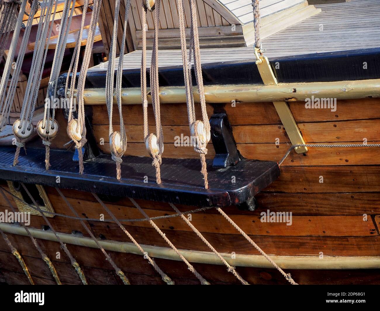 Gros plan d'un bateau en bois à une marina dans Grèce Banque D'Images