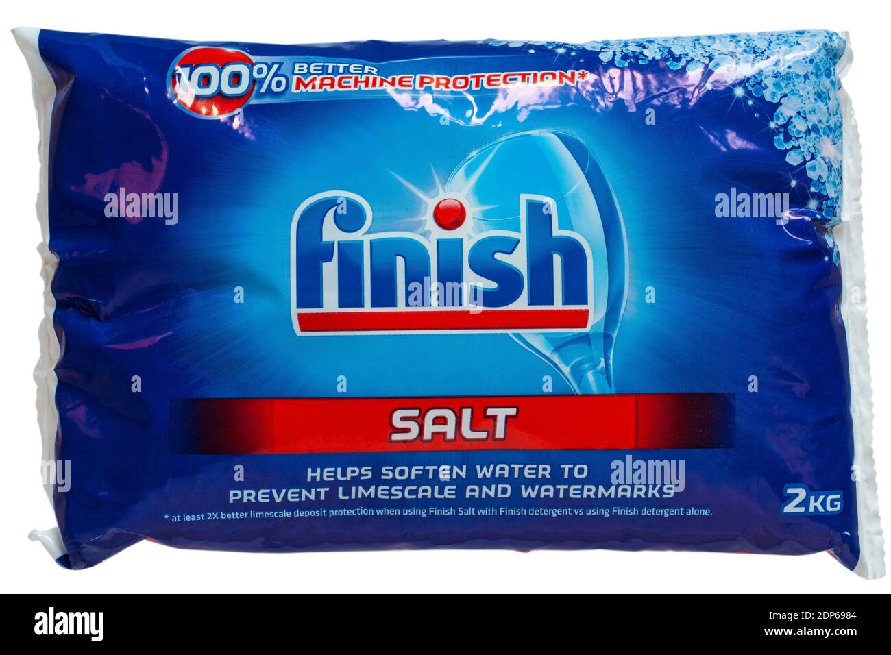 Paquet de 2 kg de sel fin pour lave-vaisselle isolé sur fond blanc - aide à  adoucir l'eau pour éviter le calcaire et les filigranes Photo Stock - Alamy