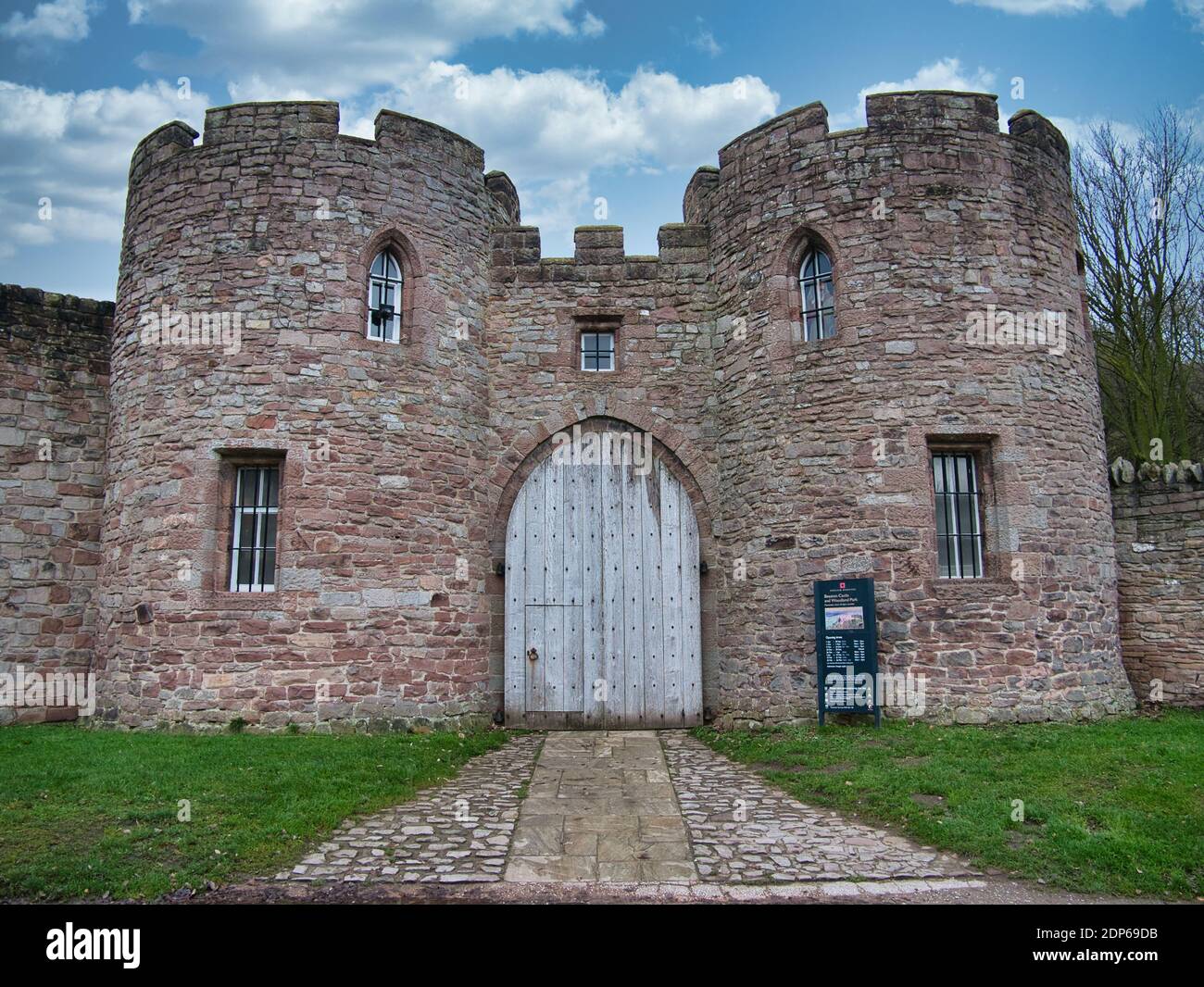 Portes en bois fermées à l'entrée du château médiéval de Beeston, debout sur Beeston Crag, à 107 m au-dessus de la plaine de Cheshire en Angleterre, au Royaume-Uni. Banque D'Images