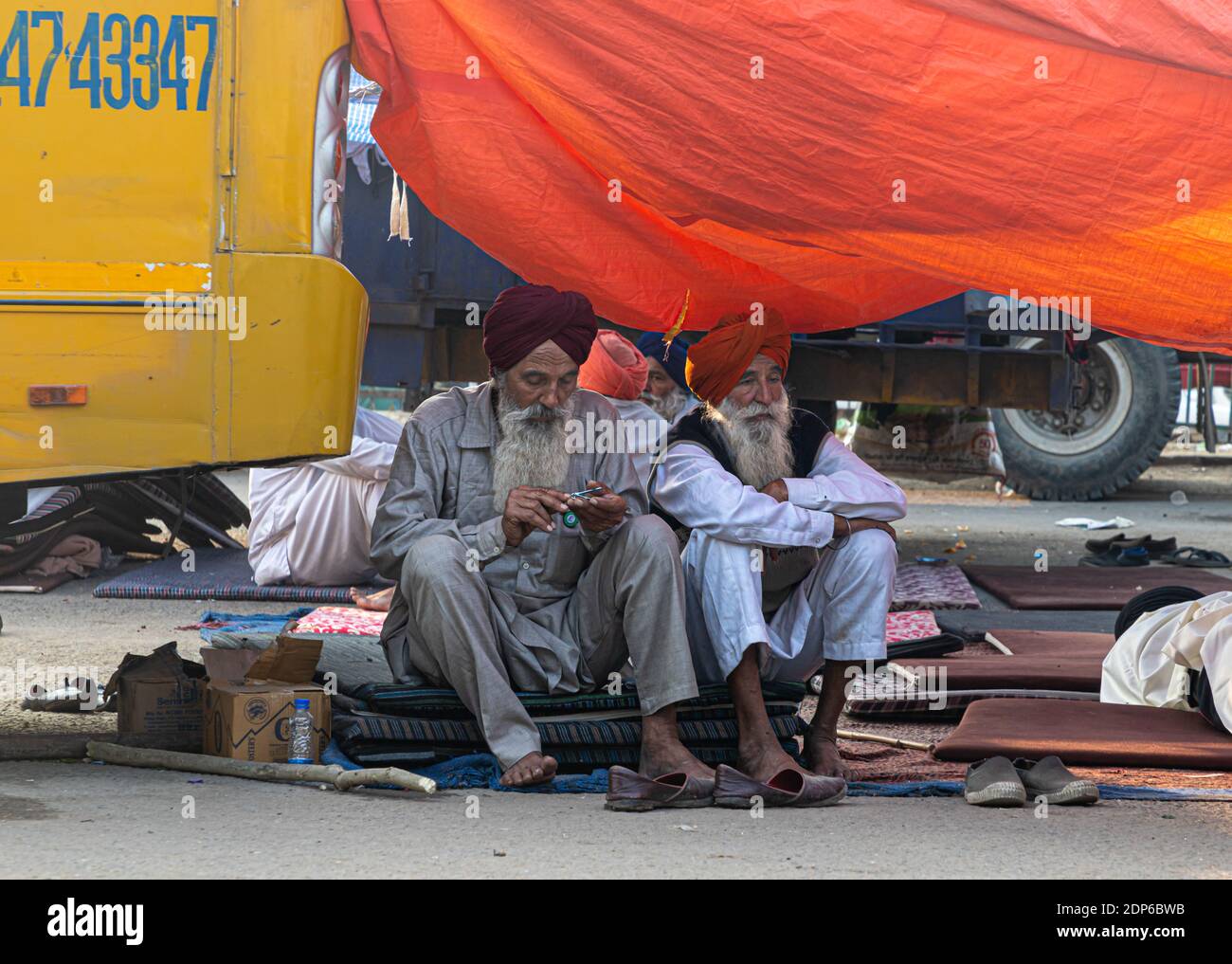 portrait d'un deux agriculteurs assis sur le site de protestation, ils protestent contre le gouvernement de l'inde. Banque D'Images