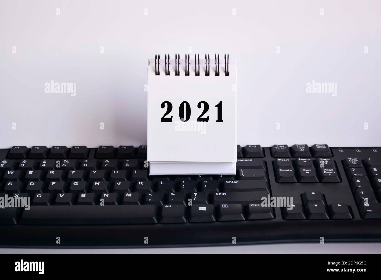 Calendrier 2021 blanc sur un clavier avec arrière-plan blanc. Concept de la nouvelle année Banque D'Images