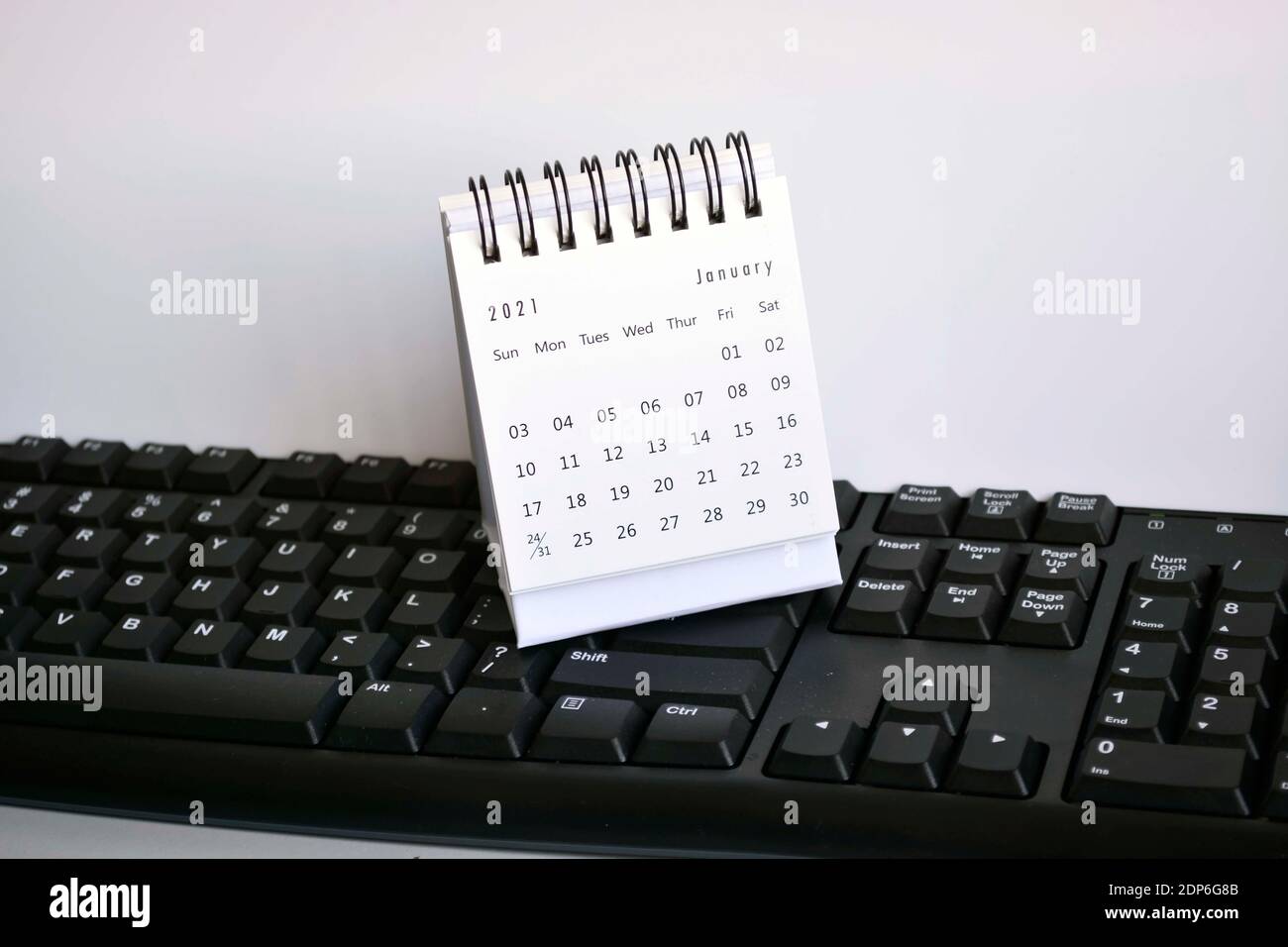 Calendrier blanc de janvier 2021 sur clavier avec arrière-plan blanc. Concept de la nouvelle année Banque D'Images