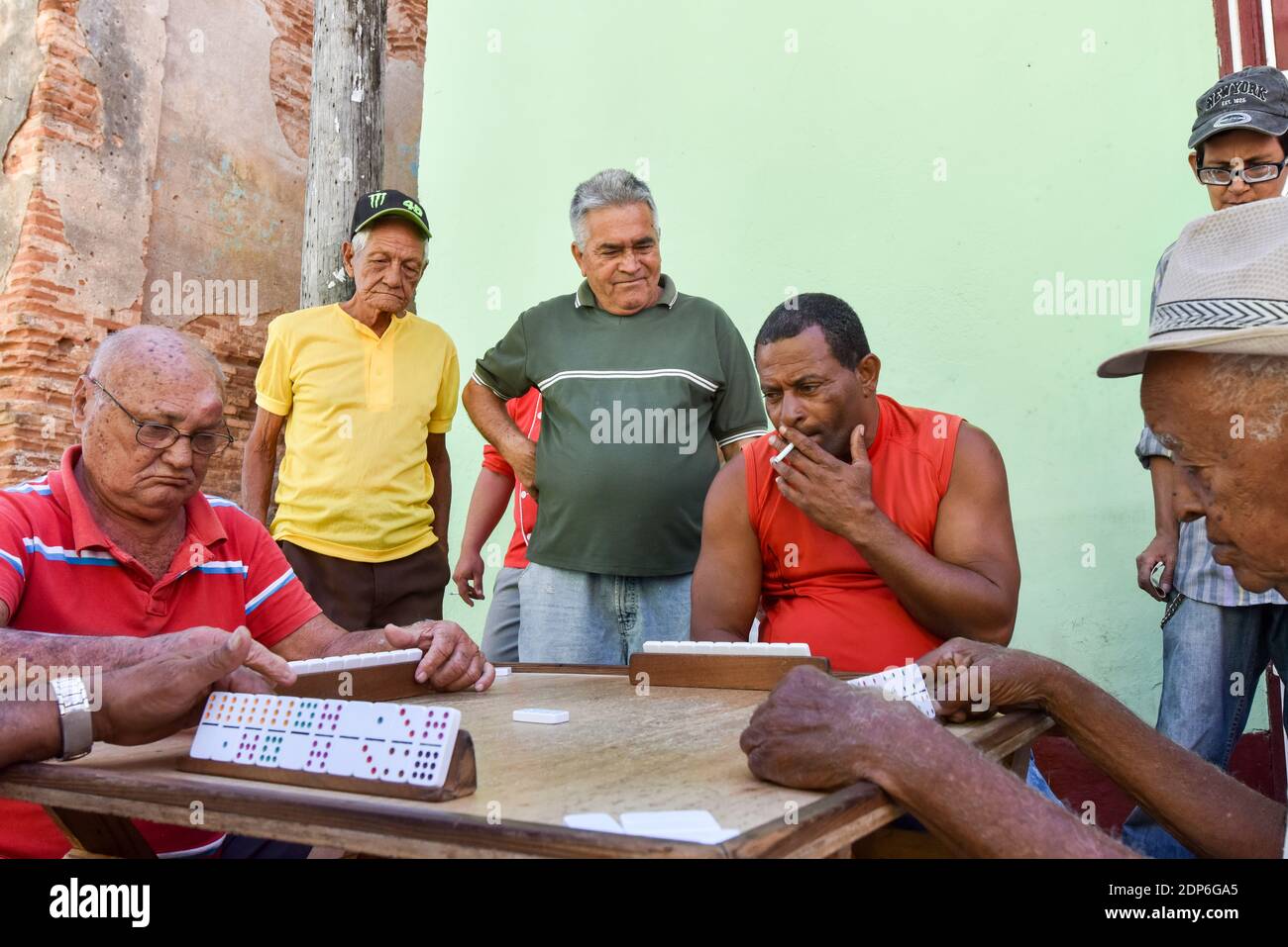 Hommes cubains jouant des dominos dans la rue, Trinidad Cuba Banque D'Images