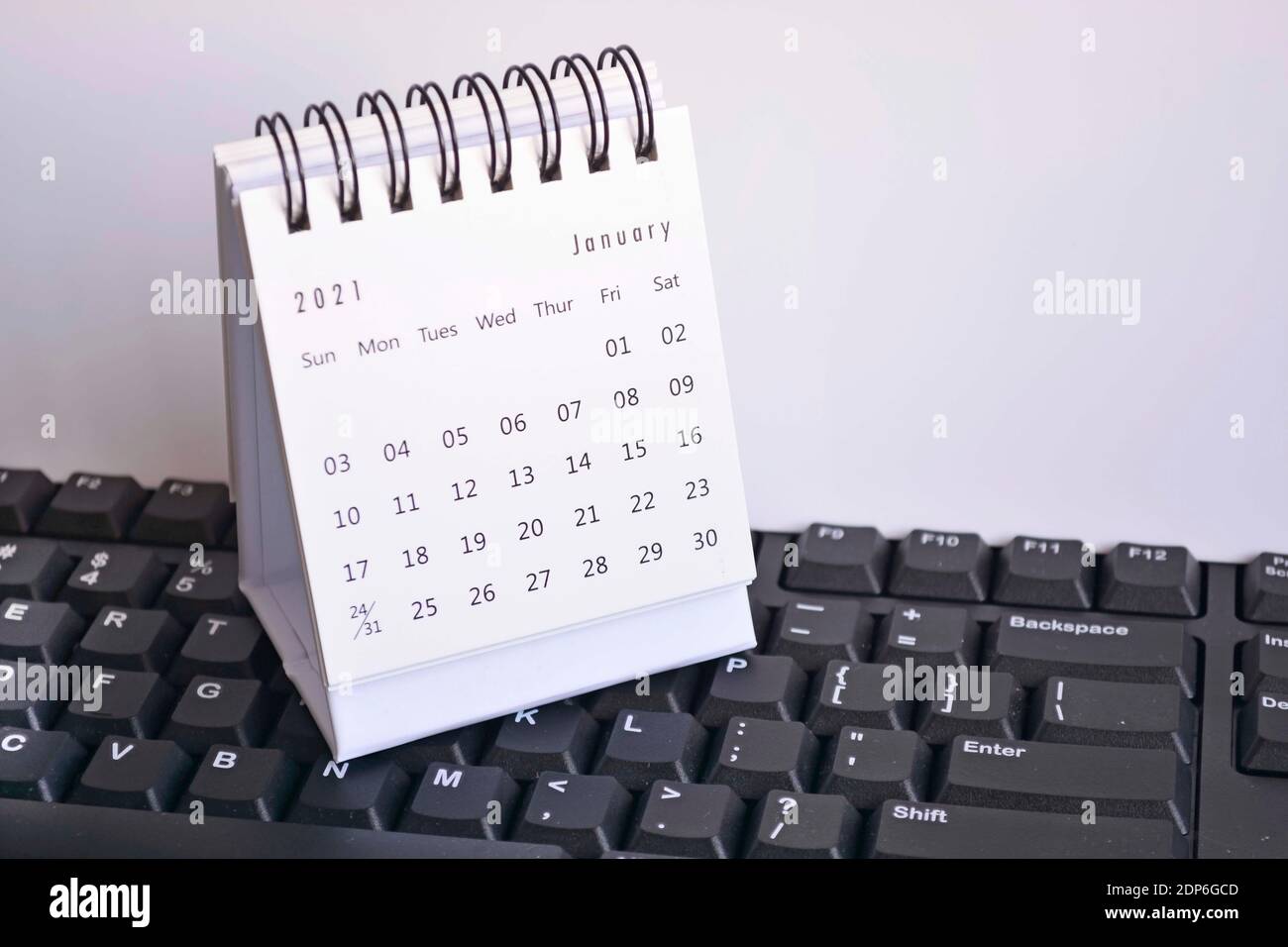 Calendrier blanc de janvier 2021 sur clavier avec arrière-plan blanc. Concept de la nouvelle année Banque D'Images