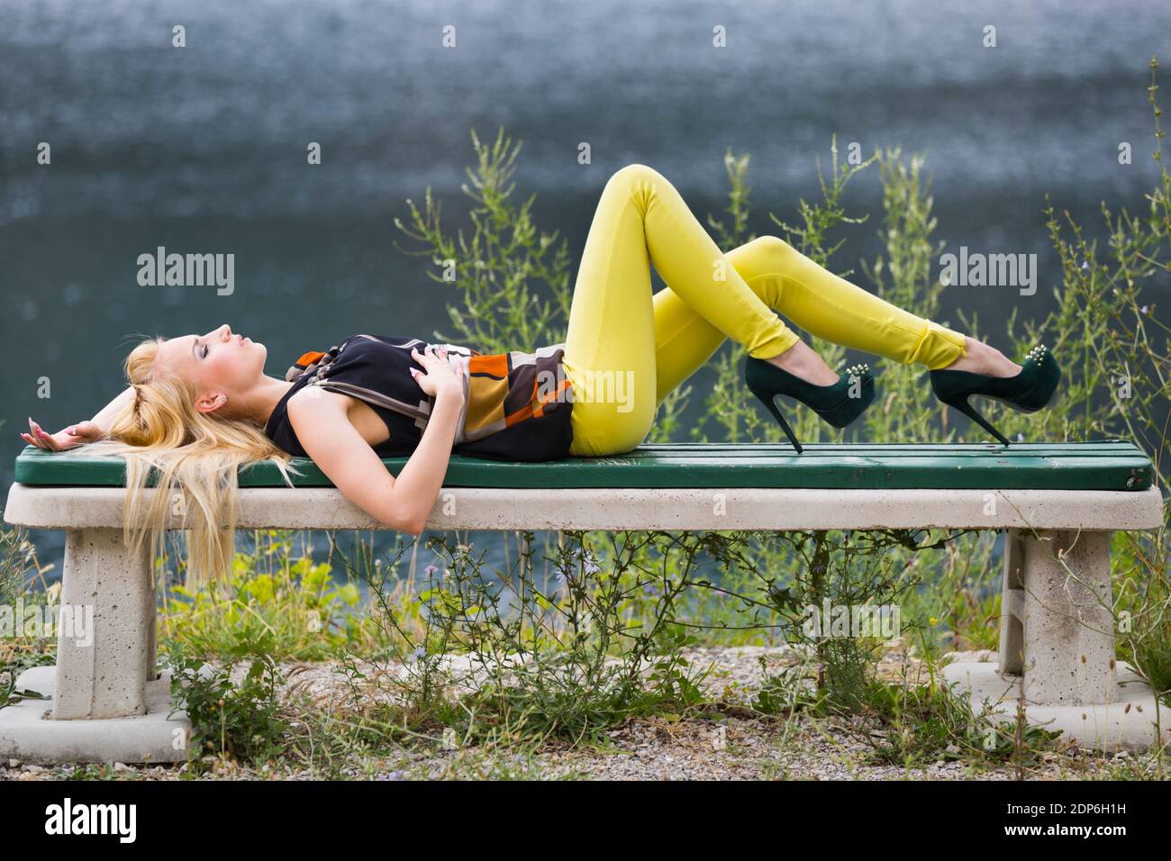 Adolescent aka jeune femme jambes talons Banque D'Images