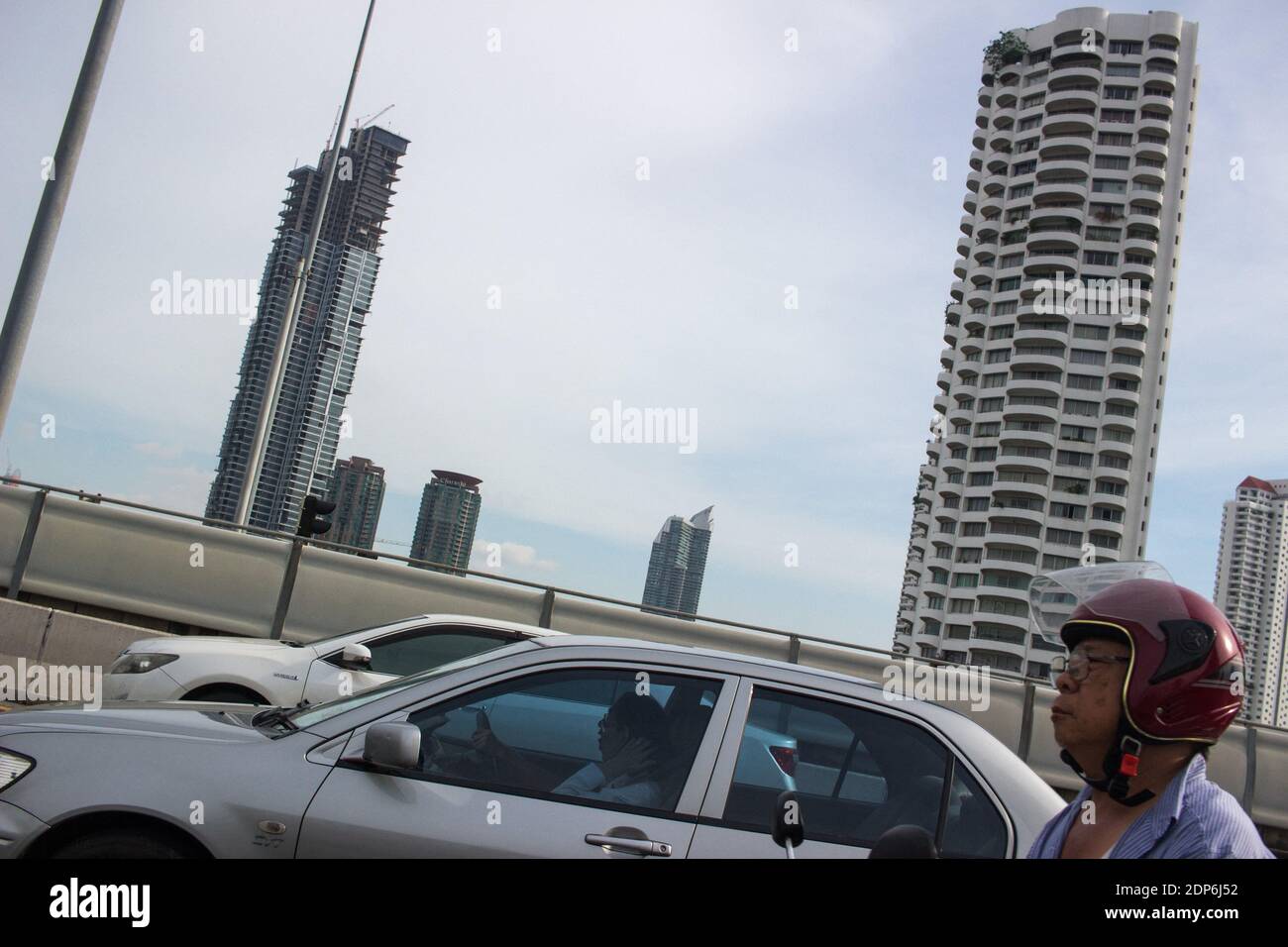 THAILANDE - LA CITÉ DES ANGES Symbole du développement de la péninse indochinée, la moderne attestation son apogée à Bangkok. Il y a un d’innombrables Banque D'Images