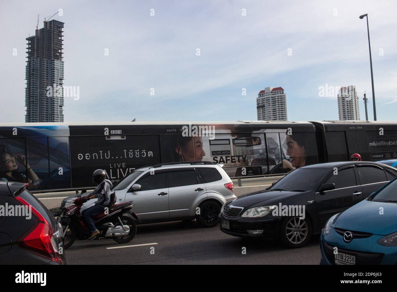 THAILANDE - LA CITÉ DES ANGES Symbole du développement de la péninse indochinée, la moderne attestation son apogée à Bangkok. Il y a un d’innombrables Banque D'Images