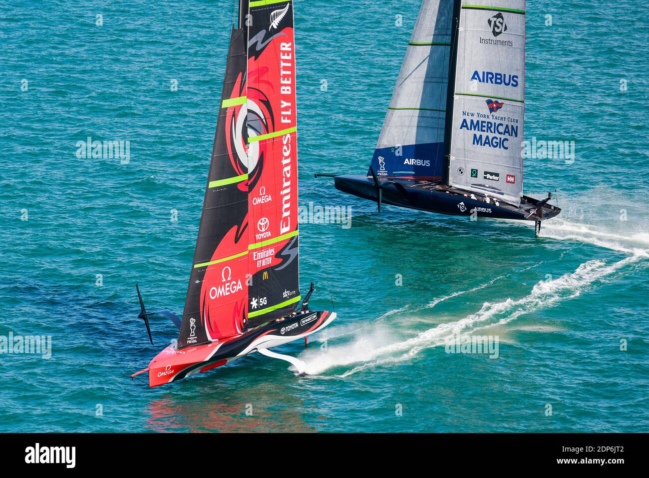 (201219) -- AUCKLAND, 19 décembre 2020 (Xinhua) -- New York Yacht Club American Magic (R) rivalisent contre Emirates Team New Zealand lors de la troisième journée de compétition à la coupe du monde de l'America à Auckland, Nouvelle-Zélande, 19 décembre 2020. (COR36/Studio Borlenghi/document via Xinhua) Banque D'Images