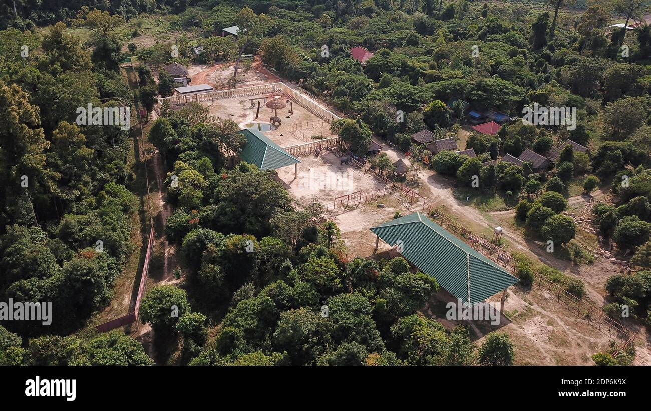 (201219) -- ODDAR MEANCHEY, 19 décembre 2020 (Xinhua) -- photo aérienne prise le 18 décembre 2020 montre le sanctuaire de la vie sauvage de Kulen Prum Tep où Kaavan, un éléphant d'Asie de 35 ans, vit dans la province d'Oddar Meanchey, au Cambodge. L'éléphant solitaire du Pakistan Kaavan est en bonne santé et s'est rapidement adapté à sa nouvelle maison ici, a déclaré vendredi le secrétaire d'Etat et porte-parole du ministère cambodgien de l'Environnement, Neth Pheaktra. L'éléphant d'Asie de 35 ans est arrivé du Pakistan dans la province de Siem Reap, dans le nord-ouest du Cambodge, par un avion affrété, le 30 novembre, après avoir passé près de 35 ans dans un Islama Banque D'Images