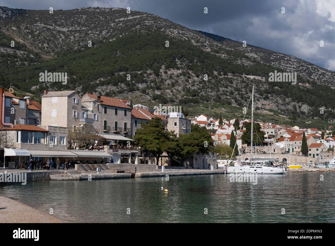 Vue sur la vieille ville et le port, bol, l'île de Brac, Dalmatie, Croatie, Europe. Banque D'Images