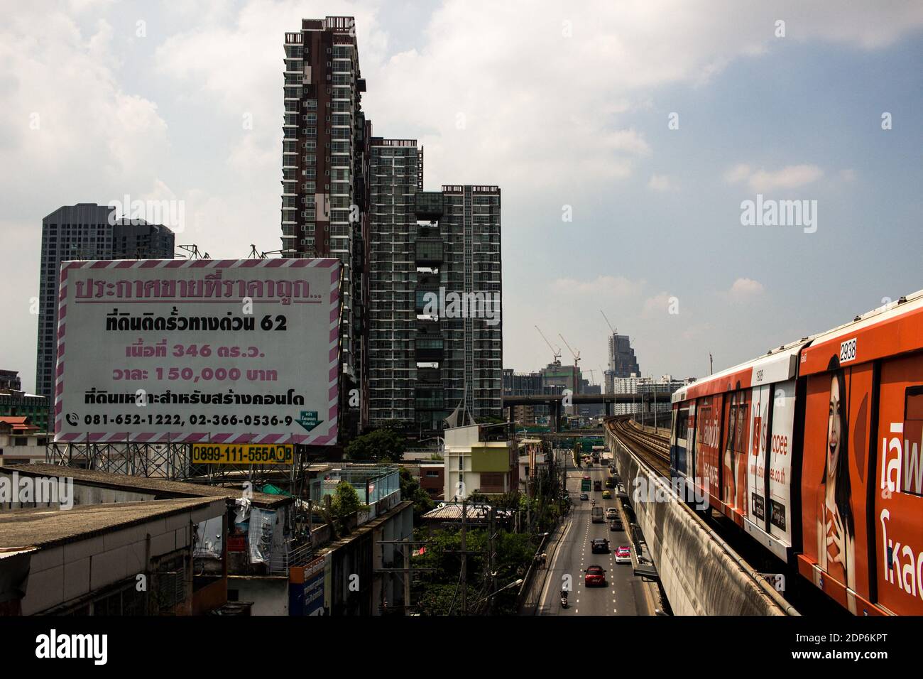 THAILANDE - LA CITÉ DES ANGES Symbole du développement de la péninse indochinée, la moderne attestation son apogée à Bangkok. Il y a un d’innombrables Banque D'Images