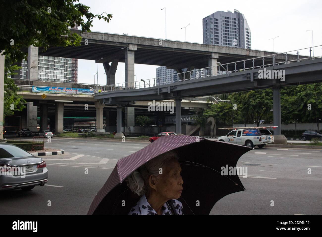 THAILANDE - LA CITÉ DES ANGES Symbole du développement de la péninse indochinée, la moderne attestation son apogée à Bangkok. Il y a un d’innombrables Banque D'Images