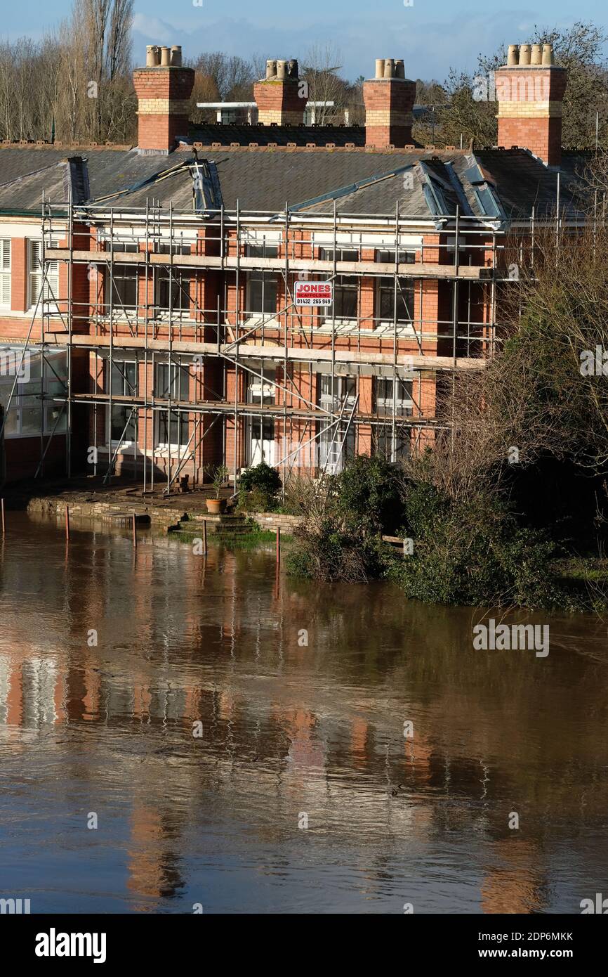 Hereford, Herefordshire - samedi 19 décembre 2020 - UNE propriété au bord de la rivière Hereford actuellement en réparation suite à des inondations antérieures ( février 2020 et octobre 2019 ) est de nouveau menacée par la rivière Rising Wye. Il devrait culminer à 4,8 m plus tard aujourd'hui. Photo Steven May / Alamy Live News Banque D'Images