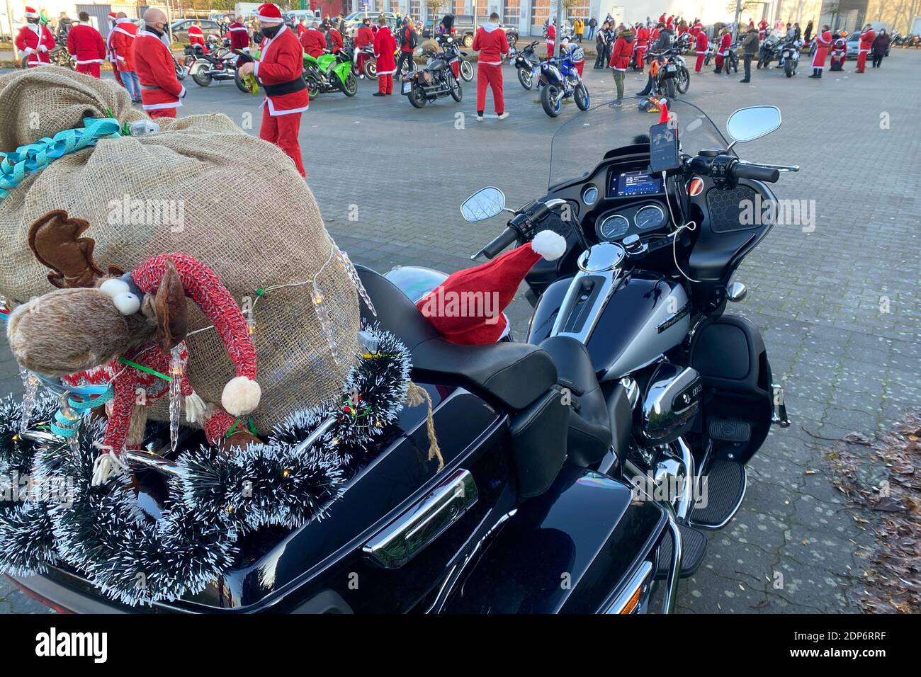 Kiel, Allemagne. 19 décembre 2020. Une moto décorée se tient à un lieu de  rencontre lors de la démonstration de moto « Christmas Ride » du Père Noël.  Avec l'action, qui a