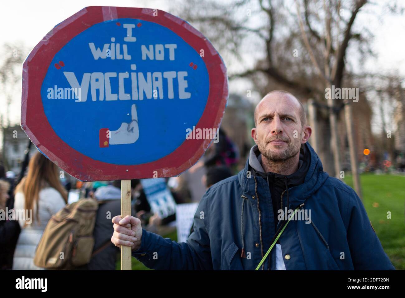 Un manifestant portant une étiquette « Je ne vais pas vacciner » lors de la manifestation contre le vaccin COVID-19, Parliament Square, Londres, 14 décembre 2020 Banque D'Images