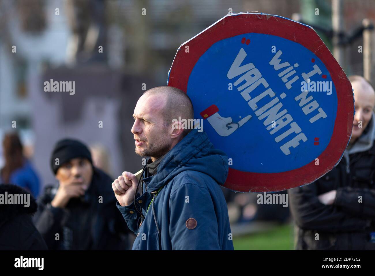 Un manifestant portant une étiquette « Je ne vais pas vacciner » lors de la manifestation contre le vaccin COVID-19, Parliament Square, Londres, 14 décembre 2020 Banque D'Images