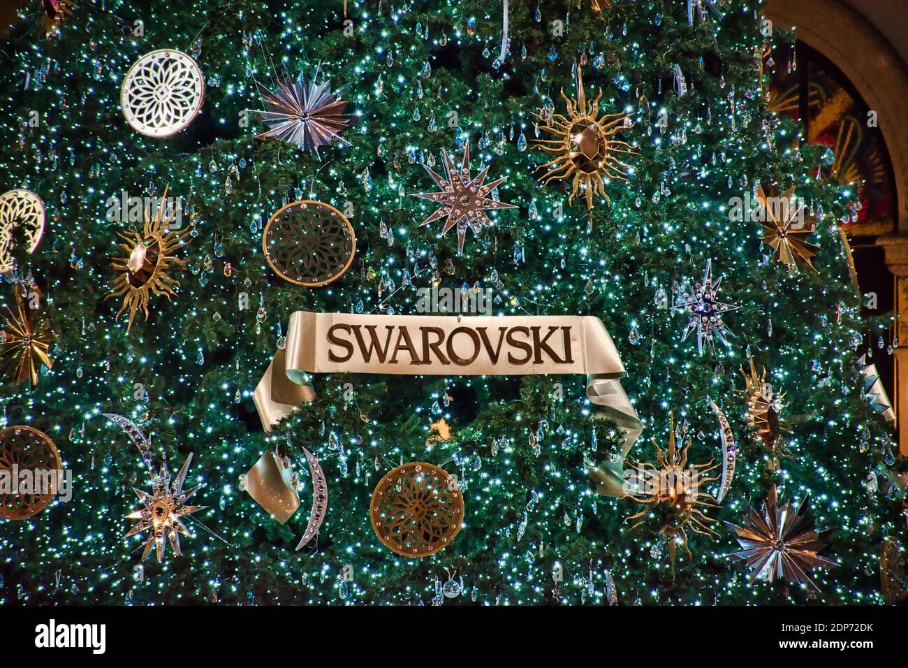 Milan, Italie 12.12.2020, arbre de Noël Swarovski coloré, brillant et décoratif dans la galerie Vittorio Emanuele II Banque D'Images