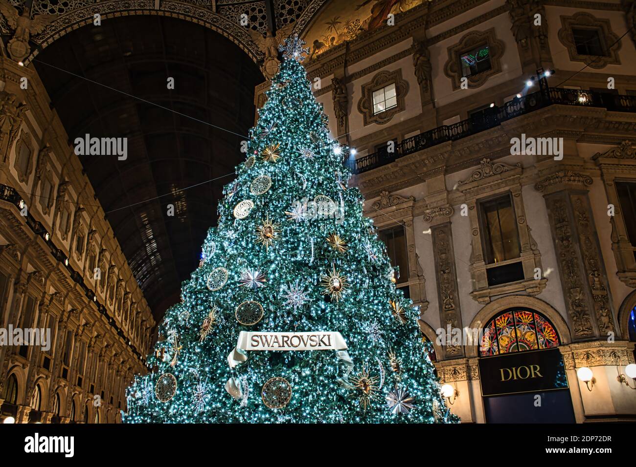 Milan, Italie 12.12.2020, arbre de Noël Swarovski coloré, brillant et  décoratif dans la galerie Vittorio Emanuele II Photo Stock - Alamy