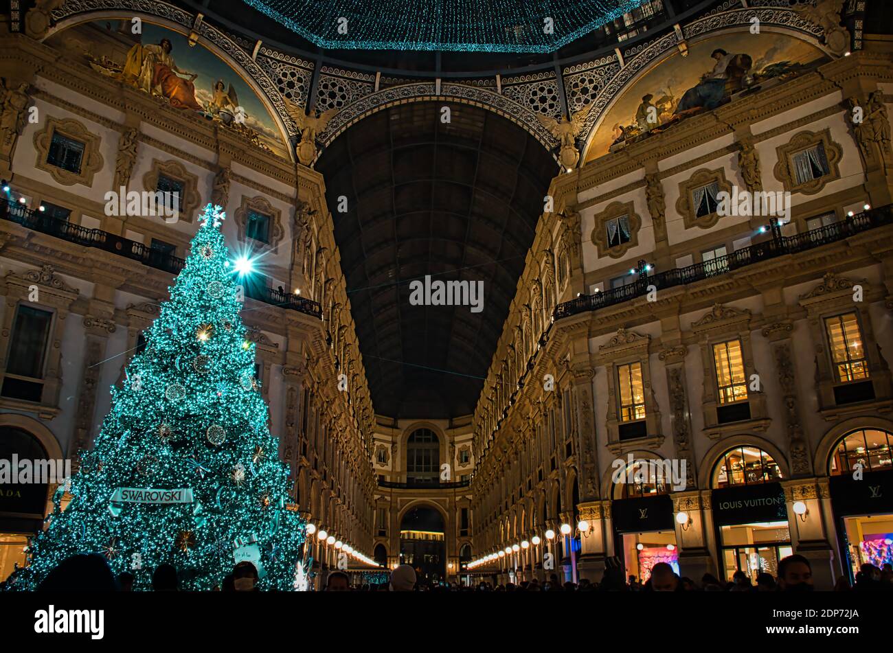 Milan, Italie 12.12.2020, arbre de Noël Swarovski coloré, brillant et décoratif dans la galerie Vittorio Emanuele II Banque D'Images