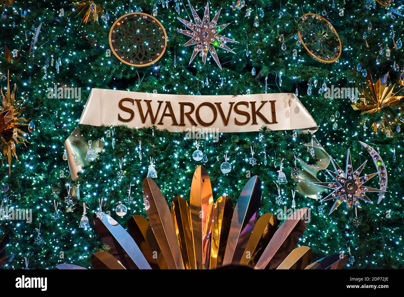 Milan, Italie 12.12.2020, arbre de Noël Swarovski coloré, brillant et décoratif dans la galerie Vittorio Emanuele II Banque D'Images