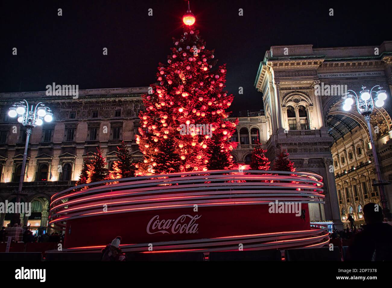 Milan, Italie 12.12.2020, arbre de Noël coloré, lumineux et décoratif en face de la cathédrale Duomo Banque D'Images