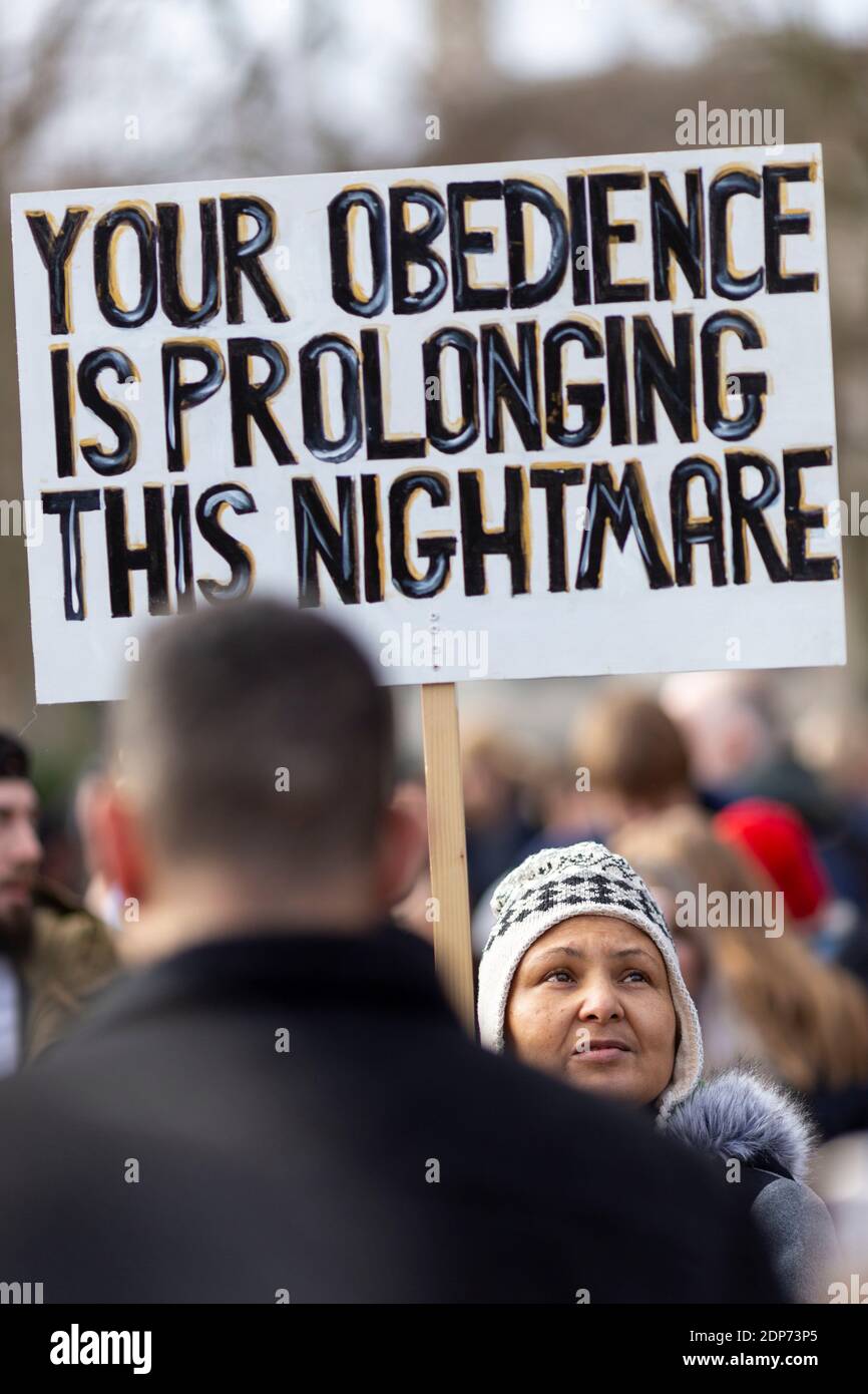Femme tenant une affiche lors de la manifestation contre le vaccin COVID-19, Westminster, Londres, 14 décembre 2020 Banque D'Images