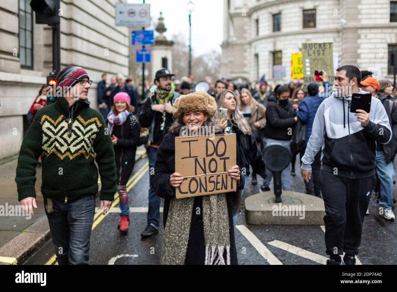 Des manifestants défilent lors de la manifestation contre la vaccination de la COVID-19, Westminster, Londres, 14 décembre 2020 Banque D'Images