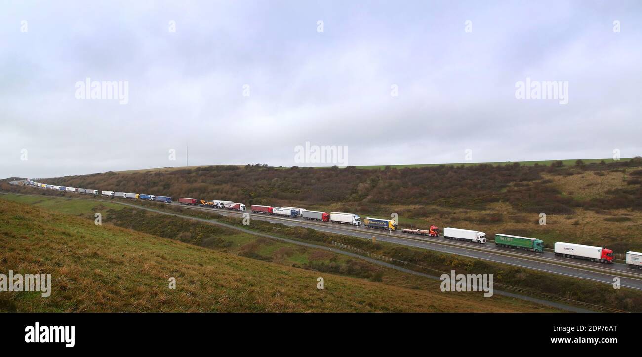 Des camions sont en file d'attente sur l'A20 pour entrer dans le port de Douvres dans le Kent. Les réserves de Noël et les incertitudes liées au Brexit ont à nouveau provoqué de grandes files d’attente de camions dans le Kent. Les derniers retards ont eu lieu lorsque le Royaume-Uni a marqué moins de deux semaines avant 2021 et la fin de la période de transition du Brexit. Banque D'Images