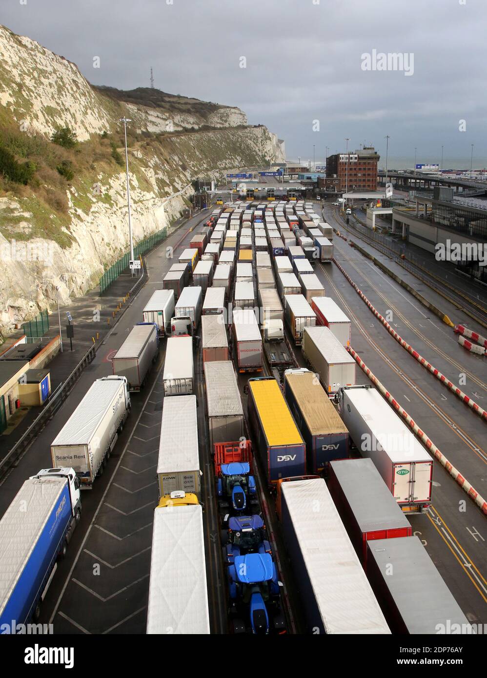 Des camions sont en file d'attente pour entrer dans le port de Douvres dans le Kent. Les réserves de Noël et les incertitudes liées au Brexit ont à nouveau provoqué de grandes files d’attente de camions dans le Kent. Les derniers retards ont eu lieu lorsque le Royaume-Uni a marqué moins de deux semaines avant 2021 et la fin de la période de transition du Brexit. Banque D'Images